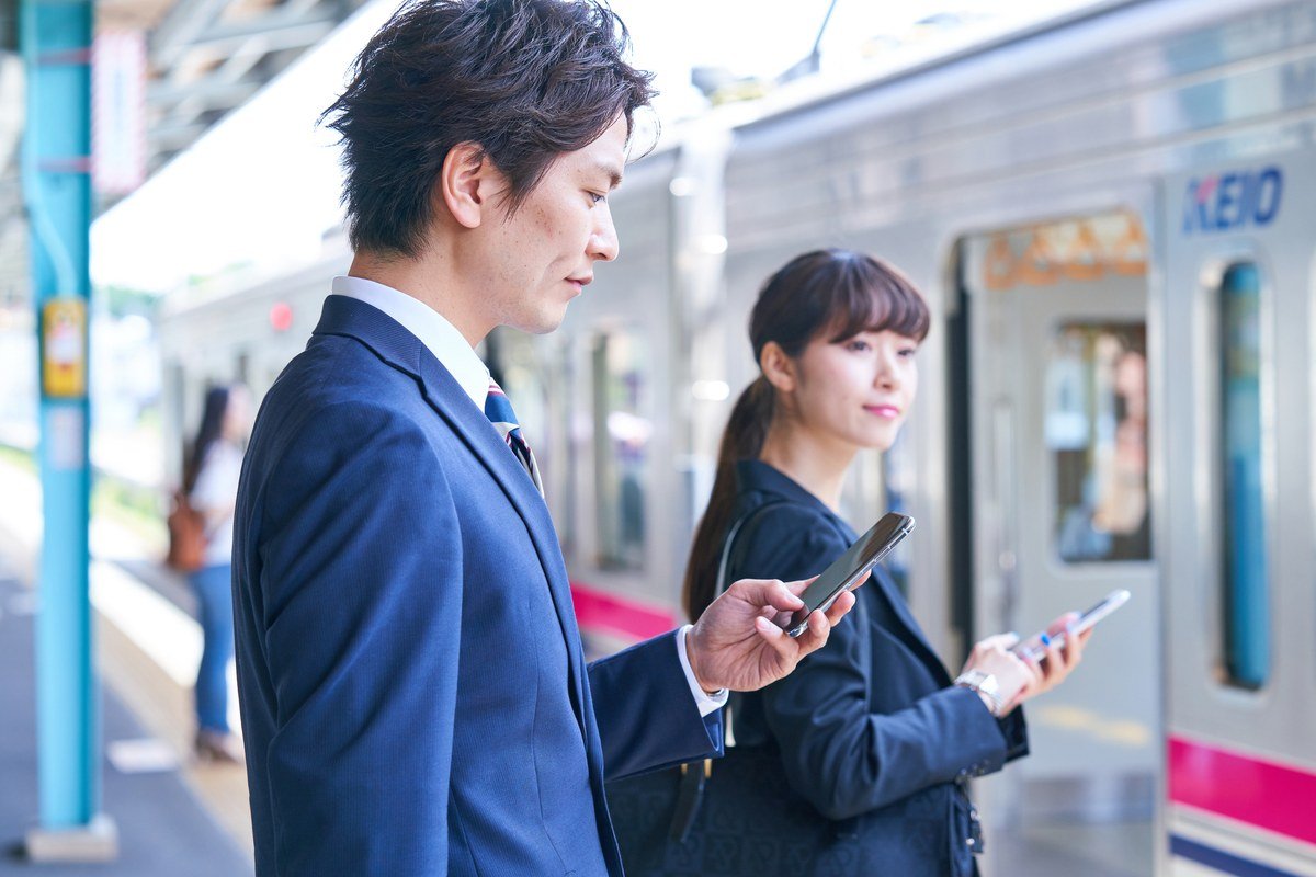 スマートフォンで乗換案内を確認する様子