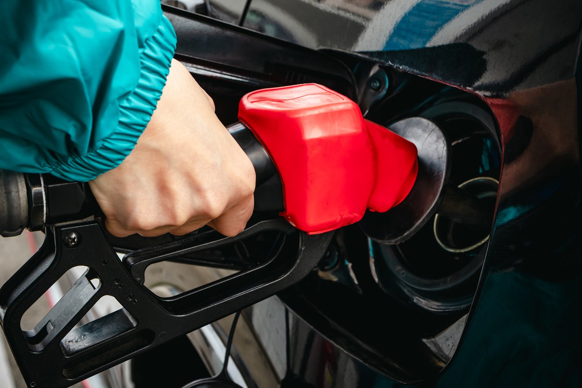 ガソリンスタンドで給油中の車